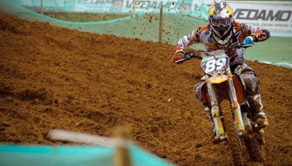 开云体育APP-野外洞穴探险攀岩，挑战自然的极限，野外探险山洞视频