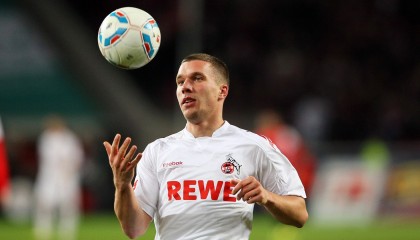 开云体育APP-赛场外的温情：车手与粉丝的感人互动瞬间，赛车手的视频