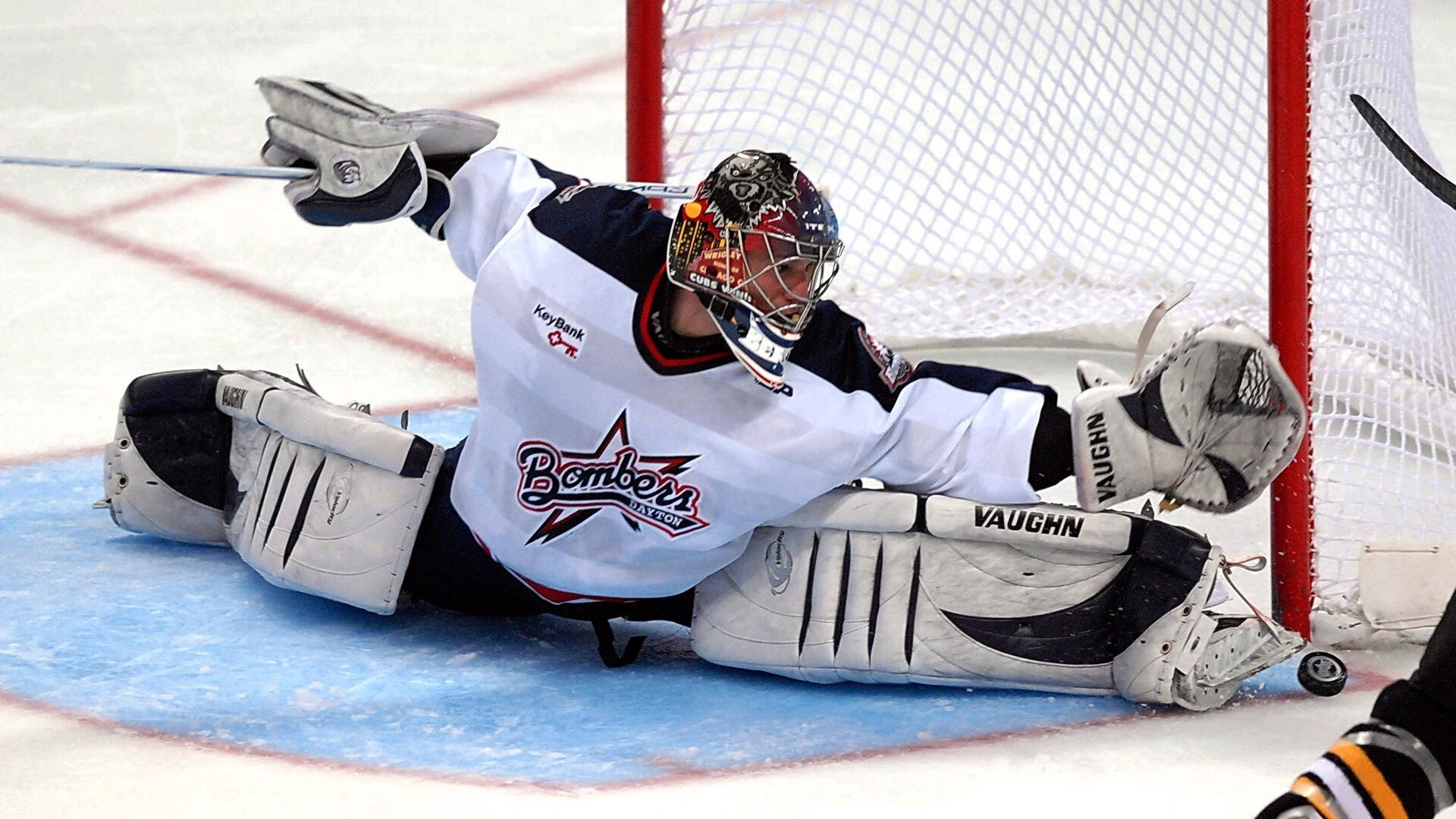 湖人压哨战胜尼克斯，系列赛焦点战中詹姆斯三分雨不断，湖人险胜尼克斯